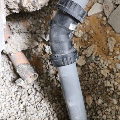 צינור פלסטיק עם מחבר זוויתי בעבודת אינסטלציה