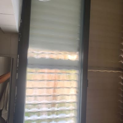 חלון זכוכית עם תריסים בחדר אמבטיה