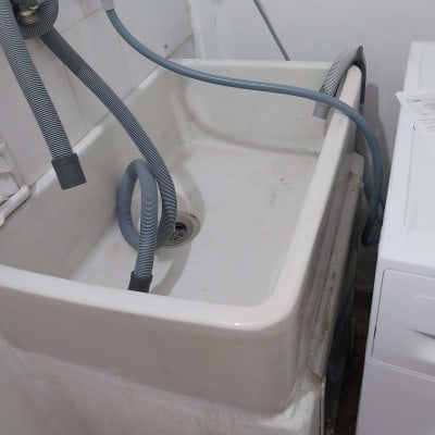 כיור עם צינורות מים ואביזרי אינסטלציה