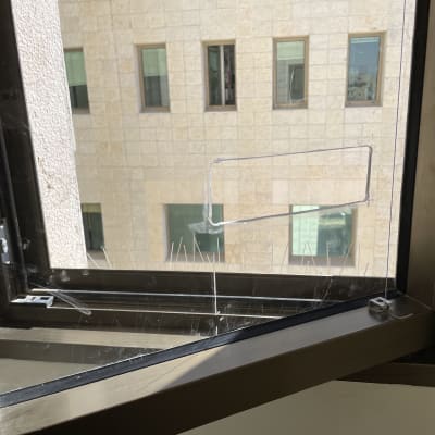 מסגרת חלון אלומיניום פתוחה עם זכוכית שקופה