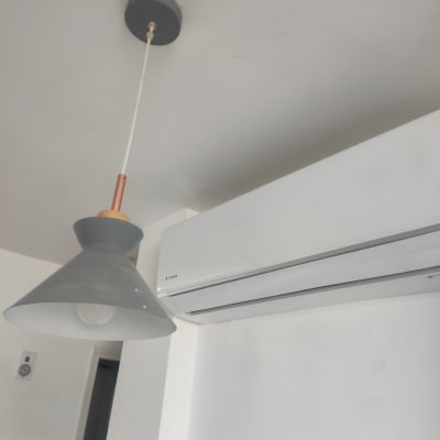 מנורה ומזגן מותקנים על קיר לבן