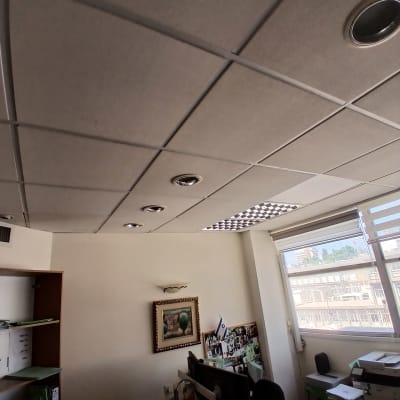 תקרה אקוסטית פריקה מודולרית מותקנת בתקרת משרד