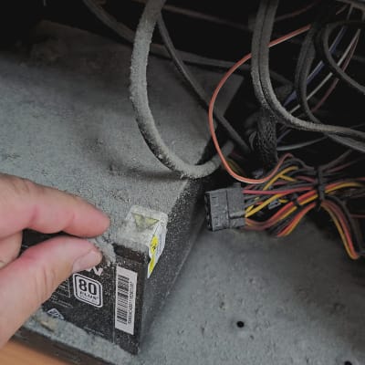 ספק כוח מאובק עם כבלים בתוך מחשב