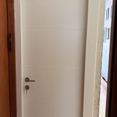 דלת לבנה עם ידית מתכת ומפתח