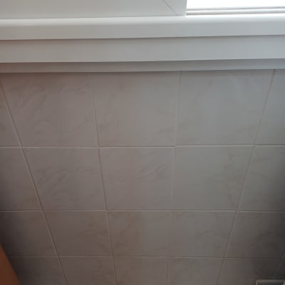 קיר אריחים ליד חלון בחדר אמבטיה