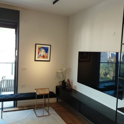 תמונה צבעונית במסגרת תלויה על קיר לבן