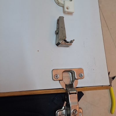 צירים וכלי עבודה על משטח לבן