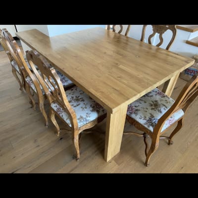 שולחן עץ עם כיסאות מרופדים בבד פרחוני