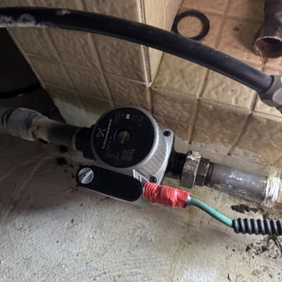 משאבה מותקנת עם חיבורים וצינורות