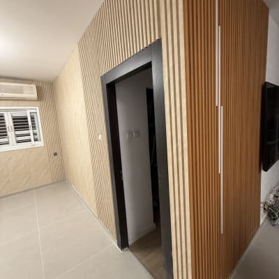 חיפוי קיר עץ בחדר עם רצפת קרמיקה