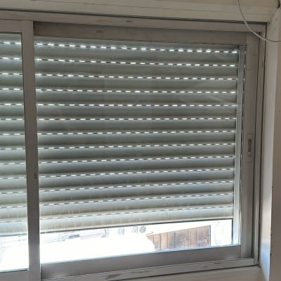 חלון זכוכית עם תריסים סגורים