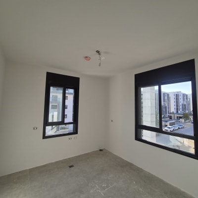 חדר ריק עם קירות צבועים וללא רהיטים