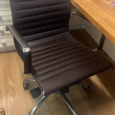 כיסא משרדי ליד שולחן עץ עם מסמכים