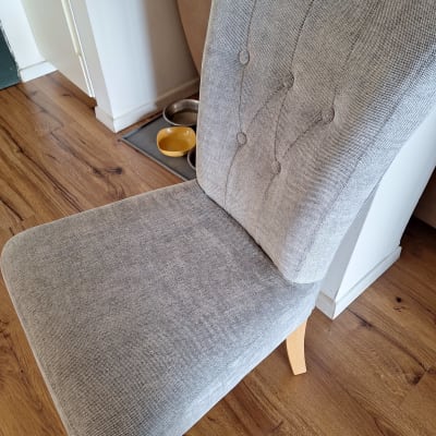 כיסא מרופד בבד אפור עם כפתורים