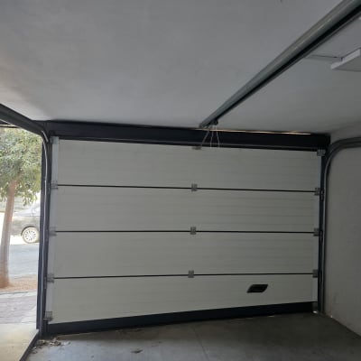 דלת חשמלית בחניה עם מסילה עליונה