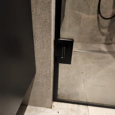 דלת זכוכית למקלחת עם ציר מתכת