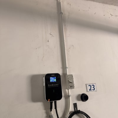 מטען חשמלי מותקן על קיר עם כבלים