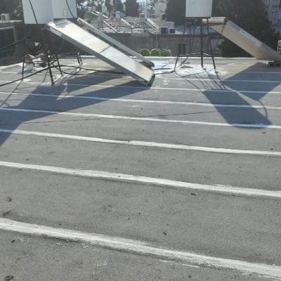 קווים לבנים לאיטום על גג שטוח