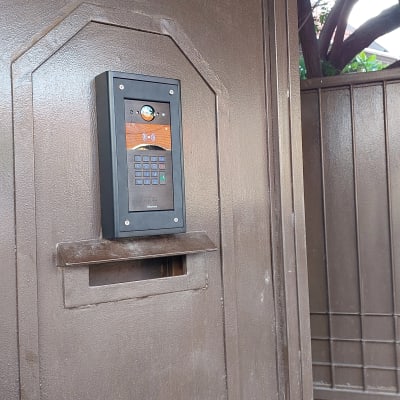 מערכת אינטרקום מותקנת על שער חום