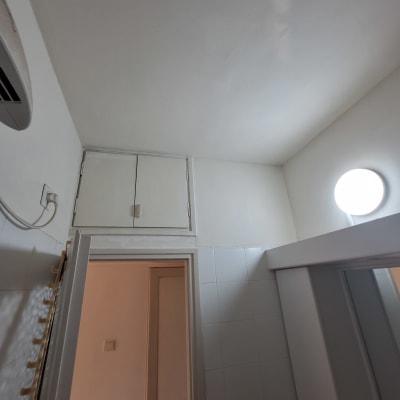 תקרה צבועה עם דלת קטנה ותאורה