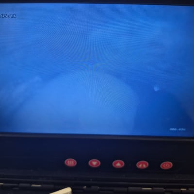 מסך תצוגה של מצלמה עם כפתורים אדומים