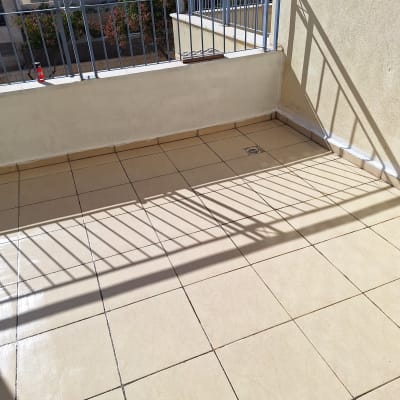 מרפסת עם רצפת אריחים, פתח ניקוז ופסי איטום.