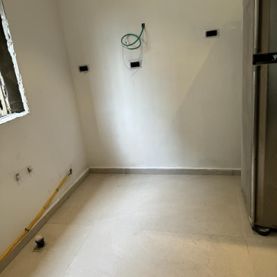 קיר עם חוטי חשמל ופתחי שקעים