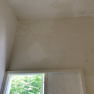 קיר עם קילופי צבע ותקרה מתקלפת