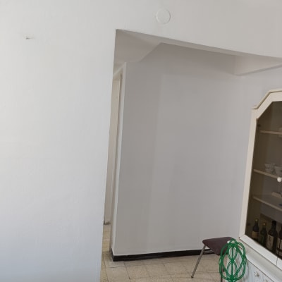 קיר צבוע בלבן עם פינה חשופה