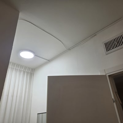 תאורה תקרה ומערכת אוורור בחדר