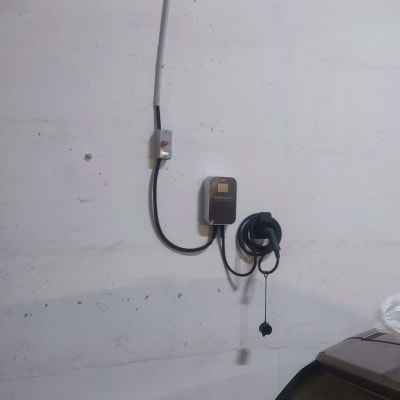 מטען חשמלי לרכב מותקן על קיר