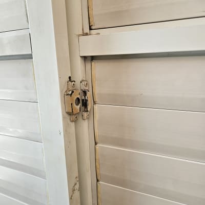 תריסים לבנים עם צירים וחיבורים גלויים