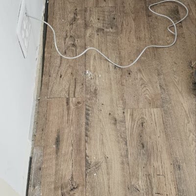 רצפת פרקט עץ עם כתמי צבע לבנים