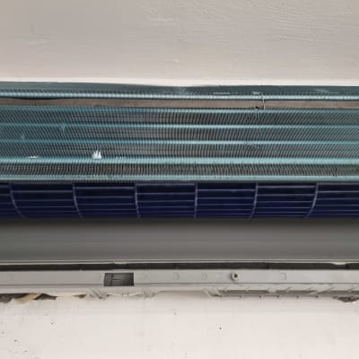 יחידת מיזוג אוויר עם סורגי פלסטיק כחולים