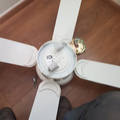 מאוורר תקרה מפורק על רצפה עם חוטים חשמליים