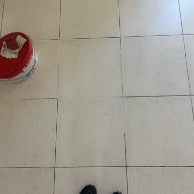 רצפה עם אריחים ודלי צבע אדום