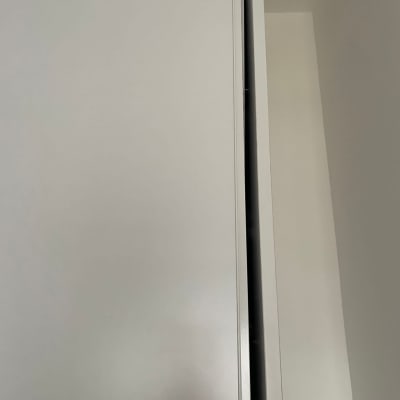 דלת ארון לבנה עם חריץ פתוח