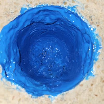 חור ברצפה עם חומר כחול