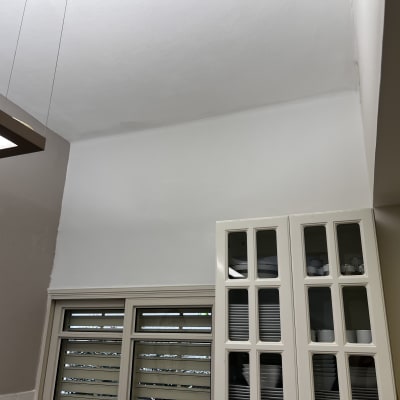 קיר גבס לבן עם ארון זכוכית