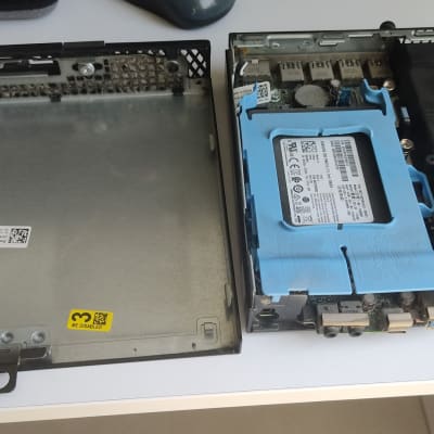 מחשב פתוח עם כונן קשיח ומאוורר פנימי