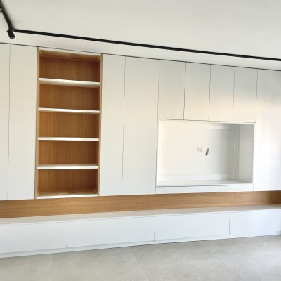 ארון קיר לבן עם מדפים מעץ