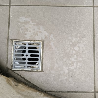 רצפה עם ניקוז, קשור לאיטום