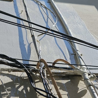 כבלים וצינורות מחוברים לקיר עם חומר איטום