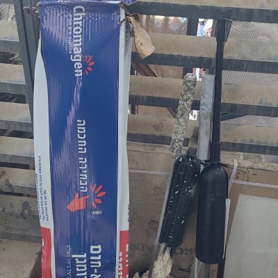 אריזת כרומגן עם חלקי דוד שמש על רצפה