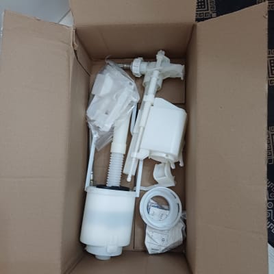 חלקי אינסטלציה בקופסה, כולל שסתומים וצינורות