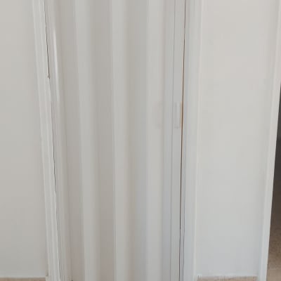 דלת מתקפלת לבנה עם ידית קטנה