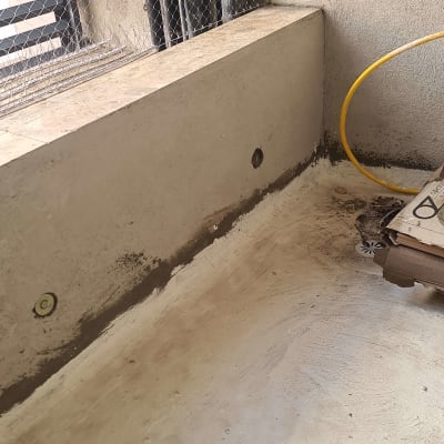 רשת למניעת כניסת יונים מותקנת על קיר