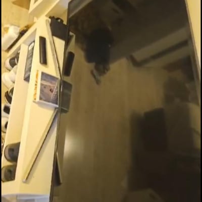 טלוויזיה מונחת על שולחן עם שלטים וספרים