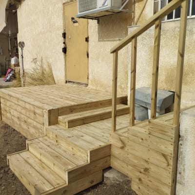 גרם מדרגות עץ ליד דלת כניסה