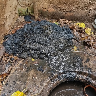 בוץ ולכלוך ליד צינור ביוב